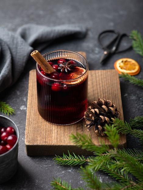 Vino caliente navideño con arándanos, anís y canela