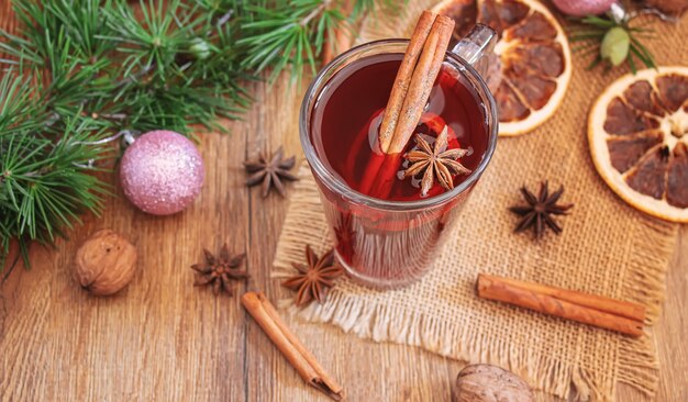 Vino caliente navideño. Feliz Navidad. Copa de vino caliente con canela y anís, vista superior. Enfoque selectivo Vacaciones