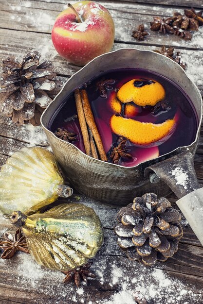 Vino caliente en la olla vieja