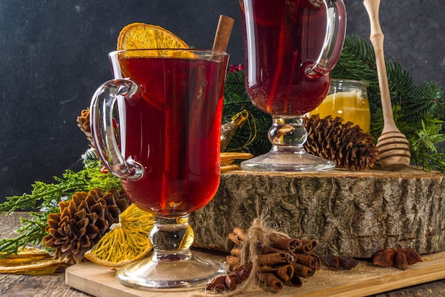 Vino caliente, tradicional caliente invierno otoño alcohol bebida alcohólica, con canela, anís y naranja, en el espacio de copia de fondo decorado de Navidad