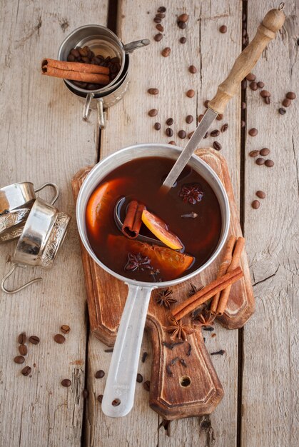 Vino caliente tradicional con especias. Bebida de Navidad.