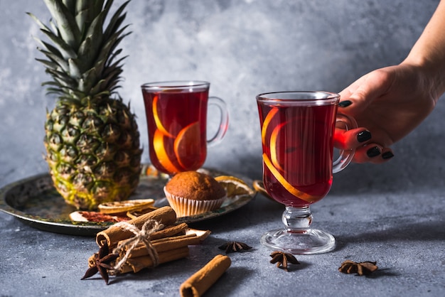 vino caliente unas vacaciones deliciosas con especias de canela naranja y anís estrellado. Bebida caliente tradicional