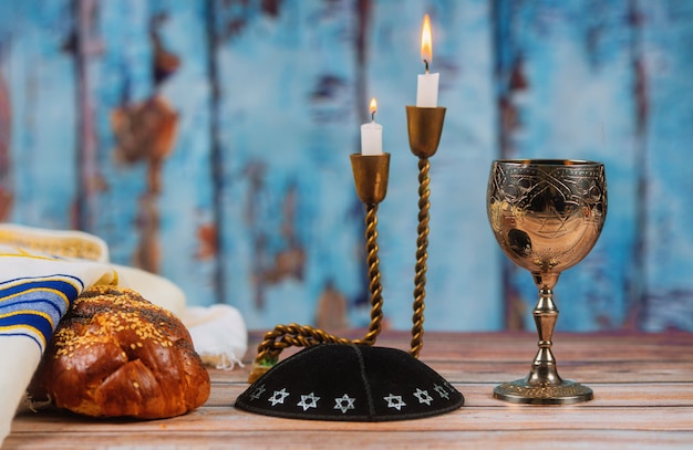 Foto vino challah casero fresco y velas para el sábado santo