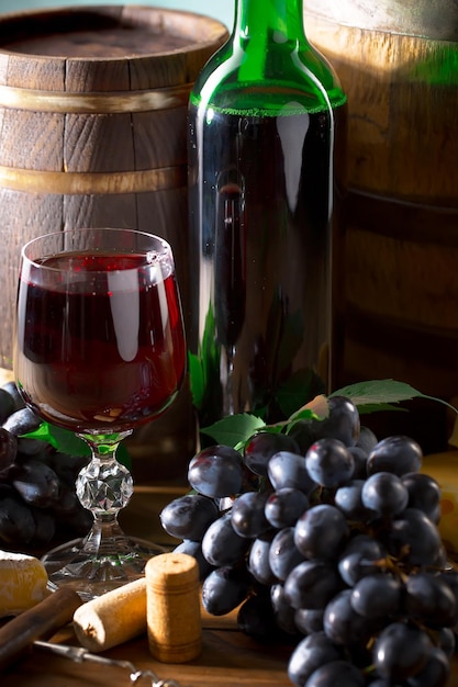 Vino en una copa con una botella.