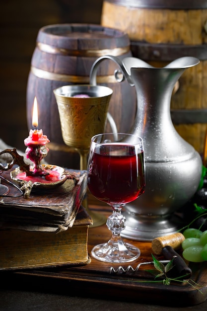 Vino en una copa con una botella