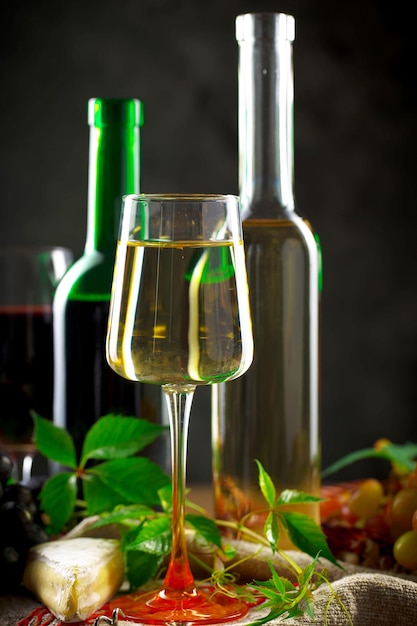 Vino en una copa con una botella