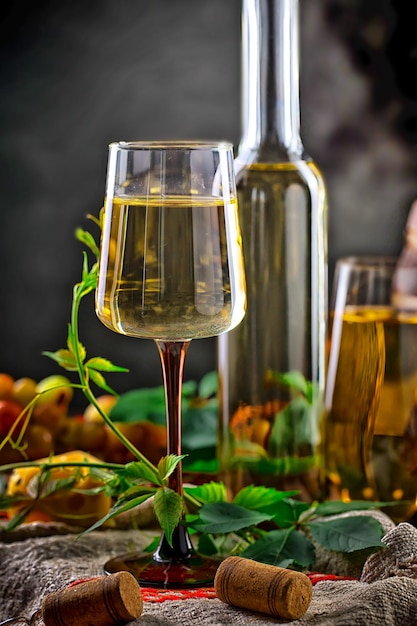 Vino en una copa con una botella