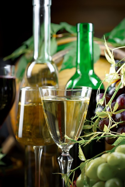 Vino en una copa con una botella