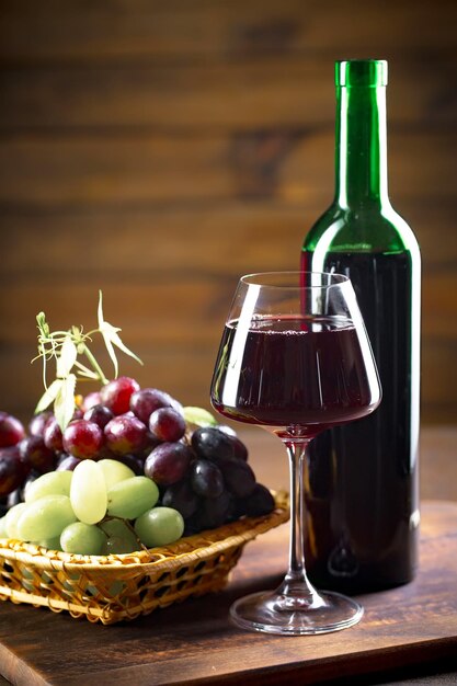 Vino en una copa con una botella