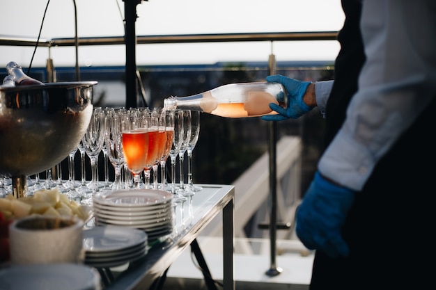 vino espumoso en vasos; catering en recepción para boda o evento similar.