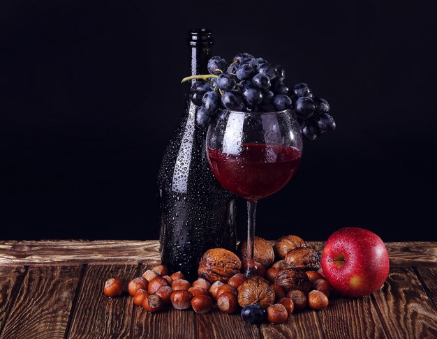 Vino en el fondo de madera vieja