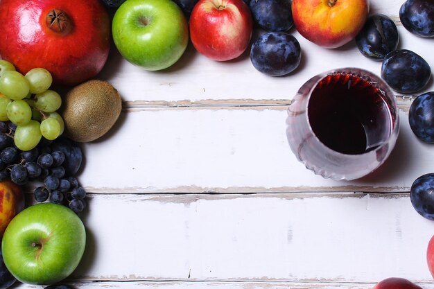 Vino y frutas en mesa de madera