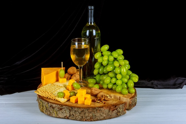 Vino y plato de queso surtido con fruta