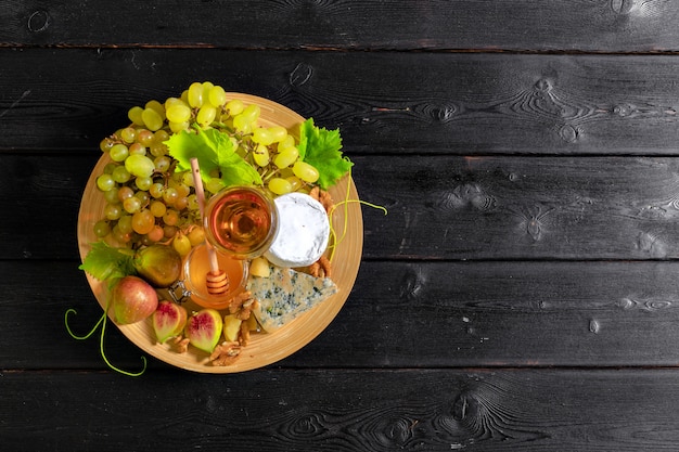 Vino con ramas de uvas blancas.