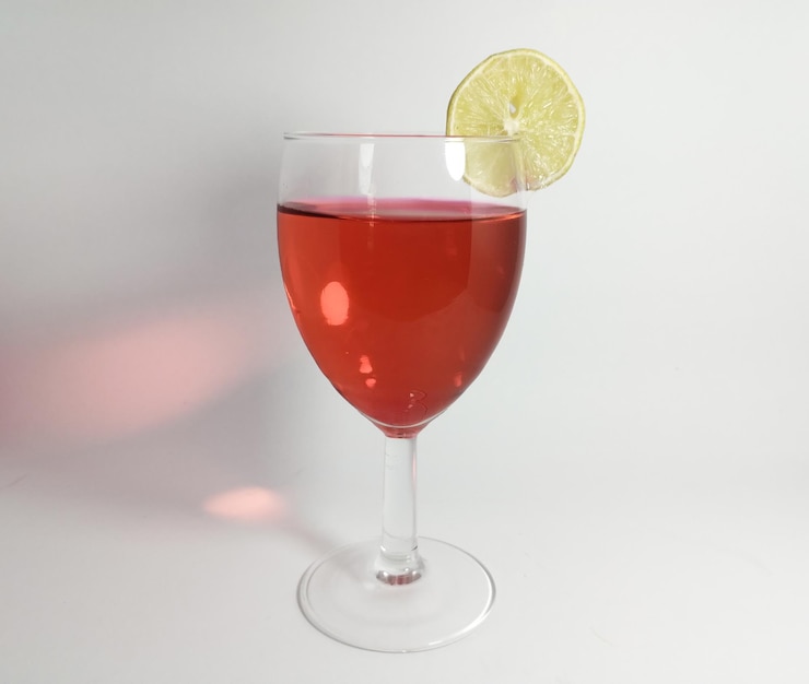 Vino rojo con limón