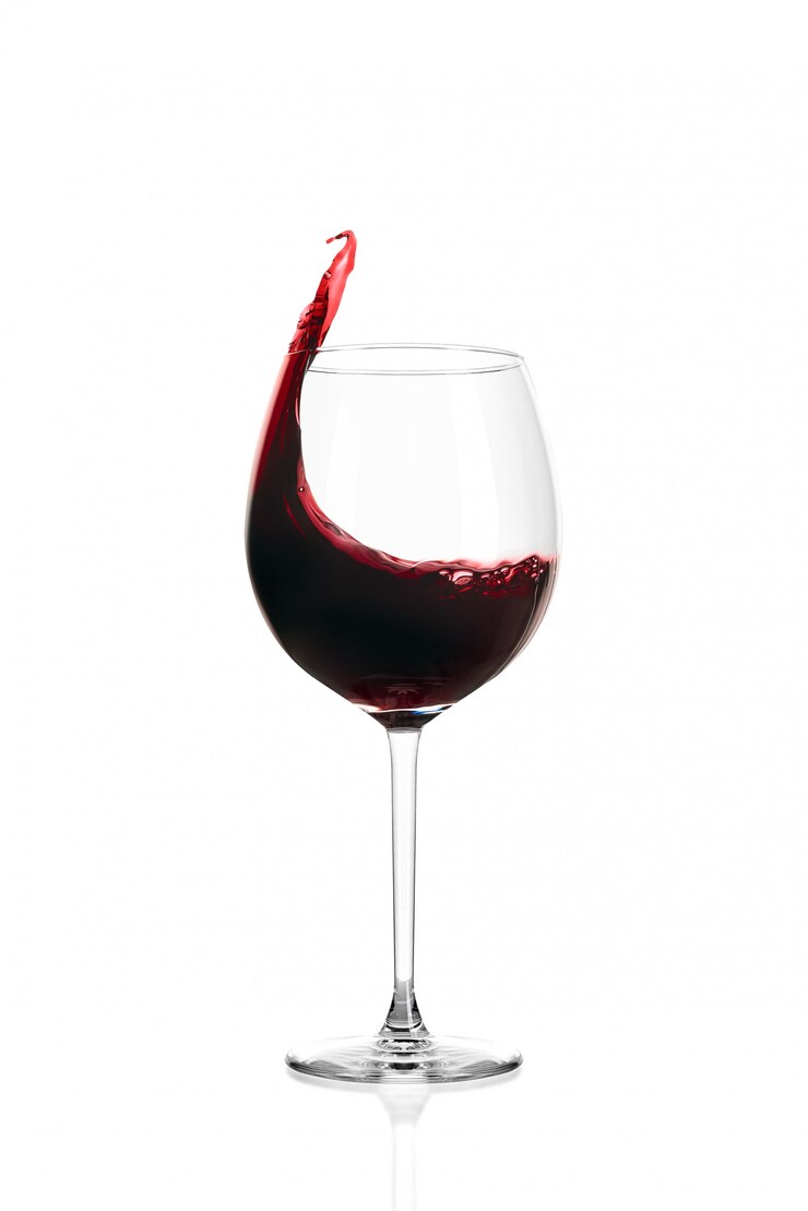 Vino rojo en la pared blanca