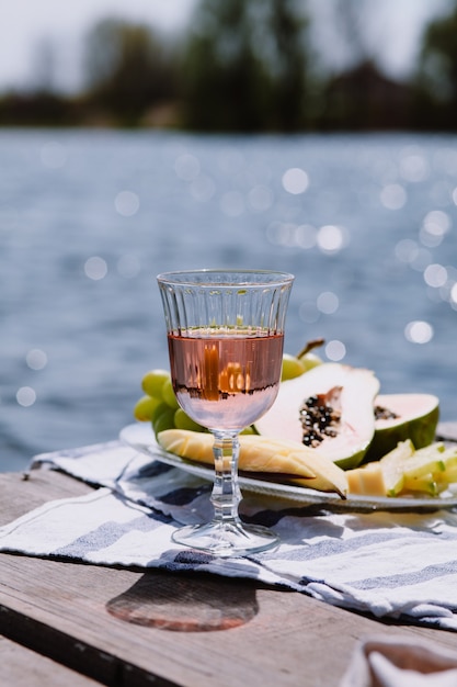 vino rosado con vistas.