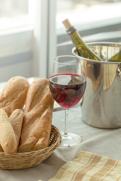 Vino y surtido de pan en la mesa de madera