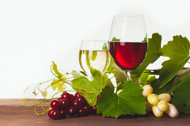 Vino tinto y blanco en vidrio sobre mesa de madera