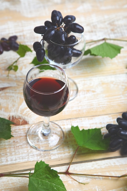 Vino tinto con botella, copa y uvas.