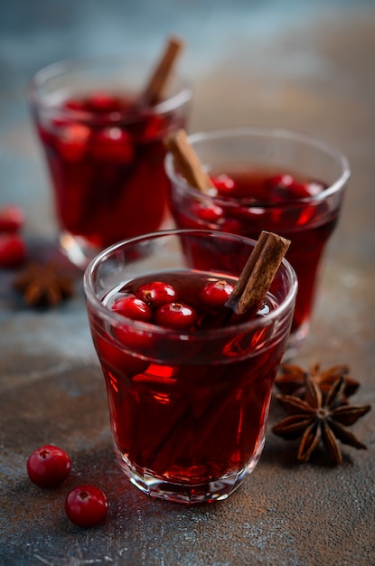 Vino tinto caliente con arándanos y especias.