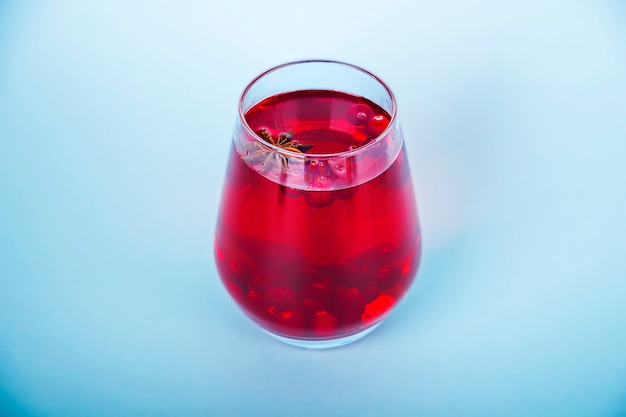 Vino tinto caliente de Navidad con especias. Bebida de arándano