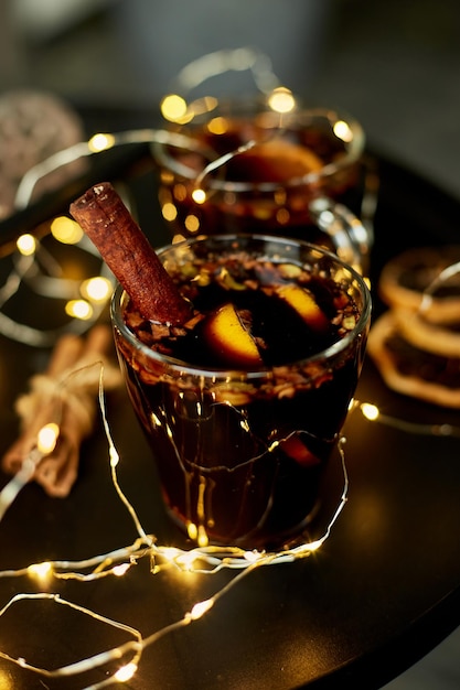 Vino tinto caliente de Navidad con especias y naranjas