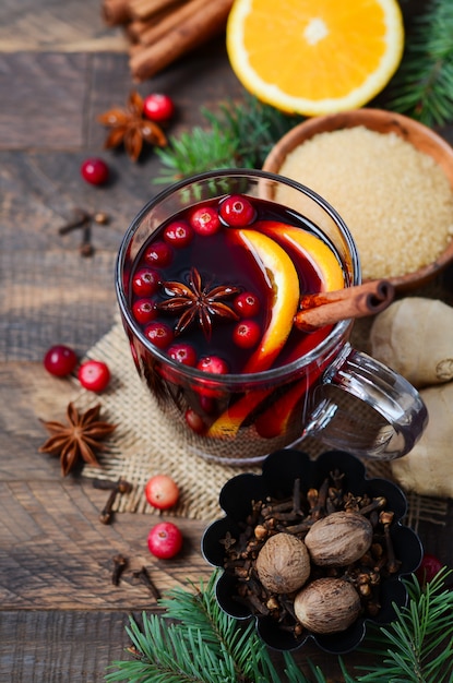 Vino tinto caliente de Navidad con naranja, arándanos y especias