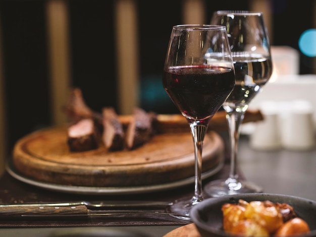 Vino tinto y cena en un restaurante.