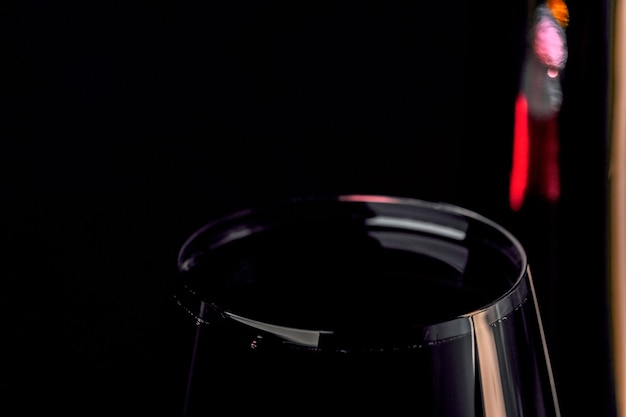 Foto vino tinto fortificado en una copa de vidrio fotografía artística sobre un fondo negro de cerca