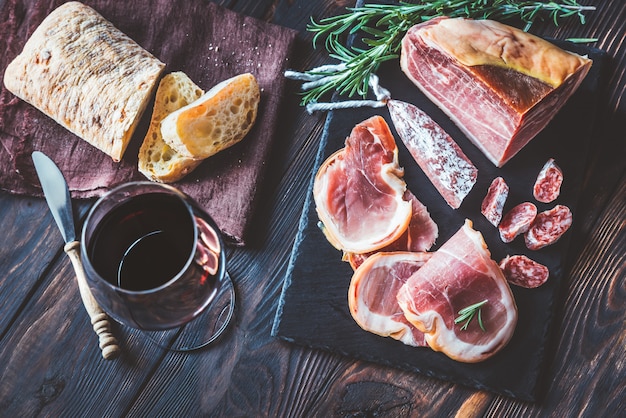 Vino tinto con jamón prosciutto