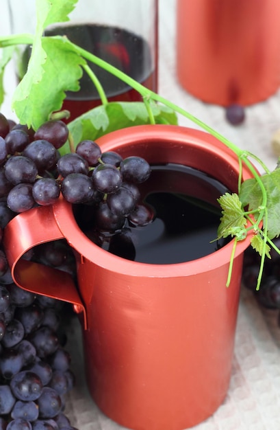 Vino tinto en una olla de bronce