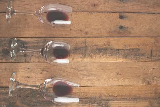 Vino tinto plano en copas sobre fondo de madera con espacio Concepto de destilación de vino bodega bodega bar fiesta