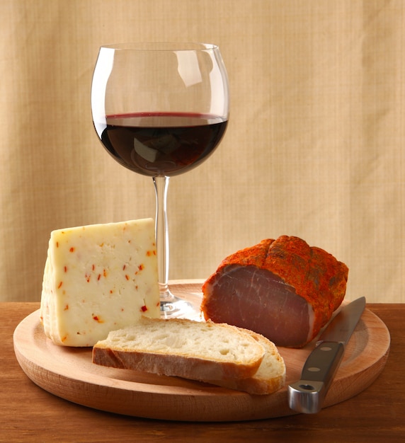 Vino tinto con queso italiano y capocollo.