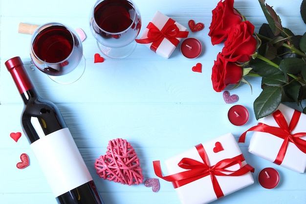 Vino tinto y rosas sobre la mesa de fondo del día de San Valentín