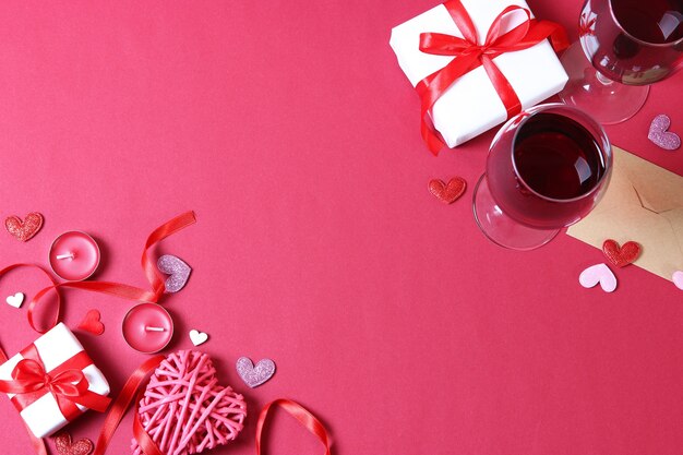 Vino tinto y rosas sobre la mesa de fondo del día de San Valentín