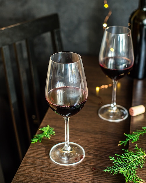 Vino tinto en vidrio festivo ajuste de la tabla fiesta de Navidad año nuevo