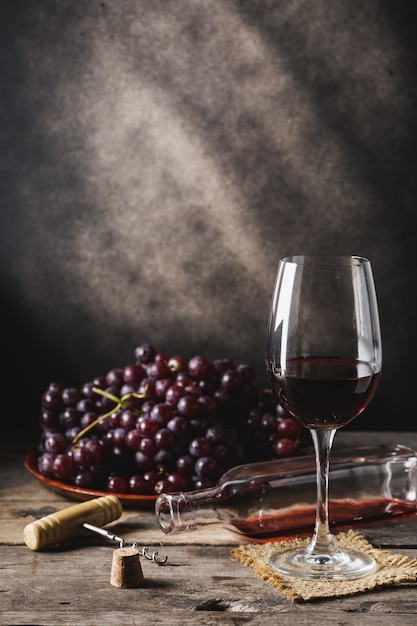 vino de uva en la mesa de madera