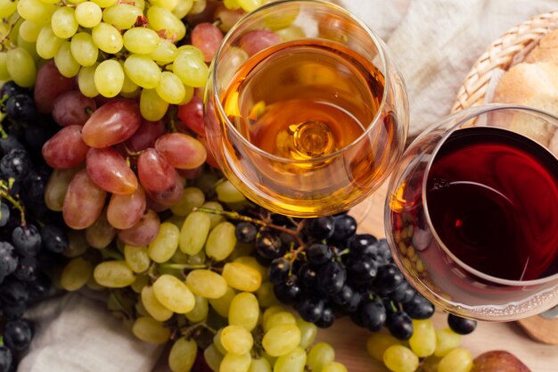 Vino y uvas en la mesa.