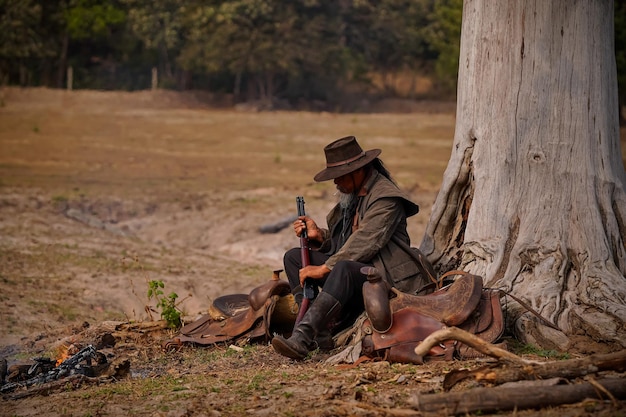 Vintage-Action-Aufnahme eines Cowboy-Mannes auf einem Feld in der sanften Morgensonne