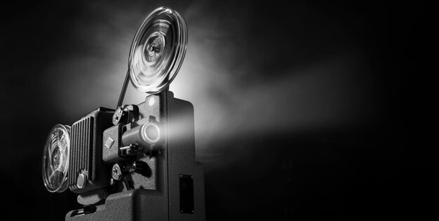 Foto vintage altmodischer projektor in einem dunklen raum, der ein filmkinematografie-konzept projiziert