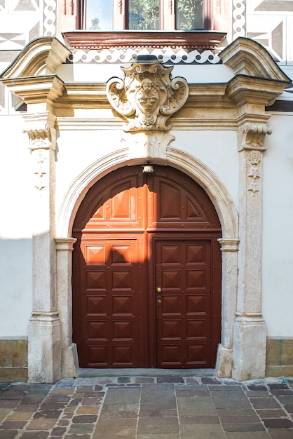 Vintage antiguo de madera con puerta metálica de la Europa clásica