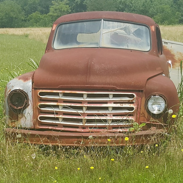 Foto vintage-auto auf dem feld