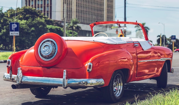 Vintage-Auto auf der Straße in der Stadt