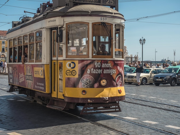Vintage-Auto auf einer Eisenbahnstrecke in der Stadt