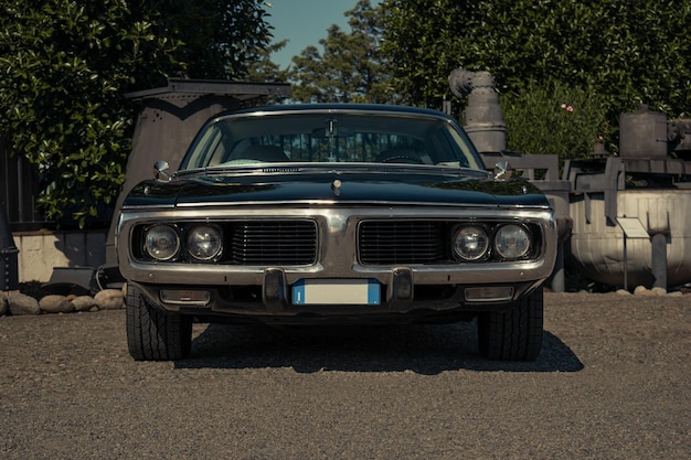 Vintage-Auto gegen Bäume in der Stadt geparkt