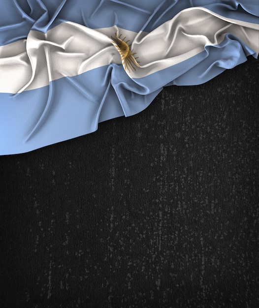 Vintage de la bandera de Argentina en una pizarra negra del Grunge con el espacio para el texto