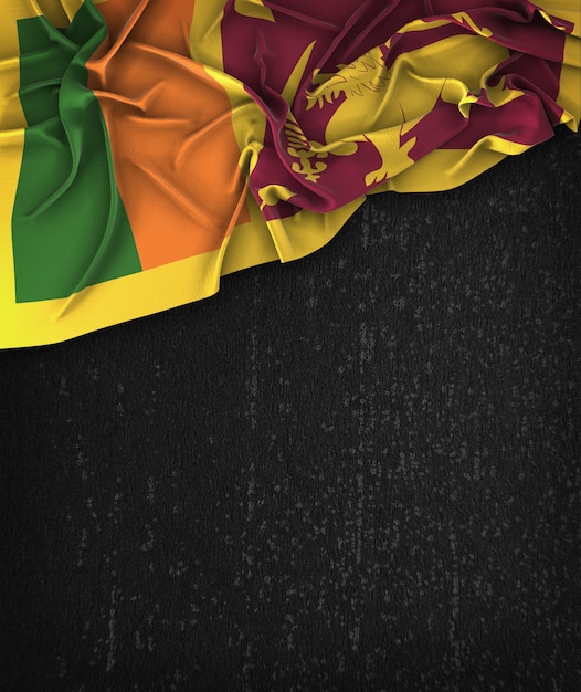 Vintage de la bandera de Sri Lanka en una pizarra negra del Grunge con el espacio para el texto