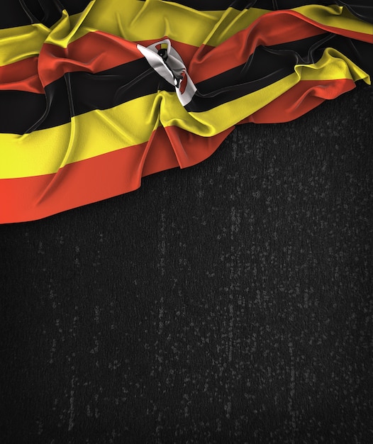 Vintage de la bandera de Uganda en una pizarra negra del Grunge con el espacio para el texto
