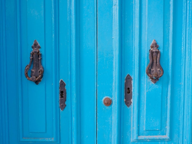 Vintage blaue Tür mit kleinen metallischen Zierelementen Maltesische Türoberfläche